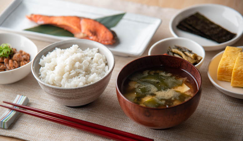 【凄い】日本推しラトビア人・アルトゥルさん「和食の朝ごはんを作ったよ！(ﾊﾟｼｬﾘ)」→ 盛り付け警察に怒られる → 実は◯◯から自力で作っていた…
